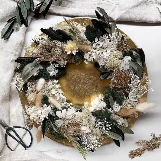 Weihnachtsdekoration mit Trockenblumen