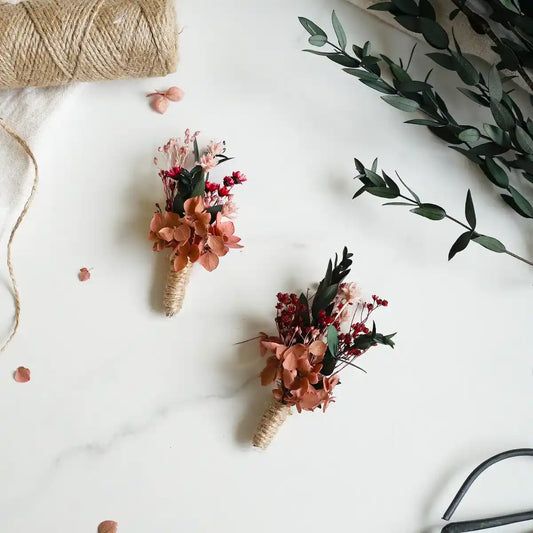 DIY-Haarkamm und passende Boutonniere aus Trockenblumen