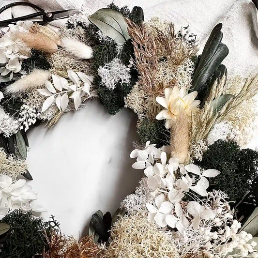 Bastelset Hannah: Eleganter Adventskranz mit 13 Trockenblumenarten und Moosen für weihnachtliche Dekoration