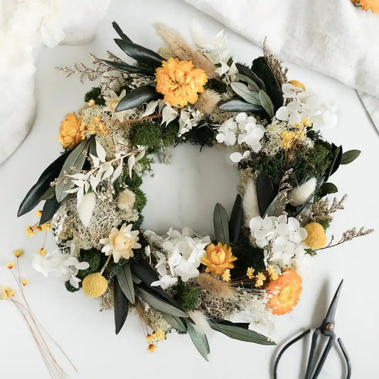 DIY-Set Trockenblumen Tischkranz Ruth mit natürlichen und weißen Blüten für elegante Tischdekoration