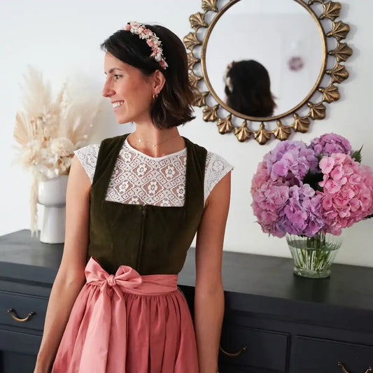 Bastelset Haarreif Tamara: 9 verschiedene Trockenblumen in Weiß, Altrosa und Grün für kreativen Haarschmuck