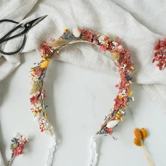 DIY-Trockenblumen Haarkranz Leonie: Set mit 12 verschiedenen Trockenblumen in Altrosa, Creme, Grün und Gelb für individuellen Blumenschmuck