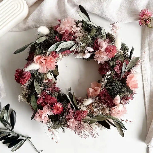 DIY-Adventskranz Sophie: 25 cm Strohrömer mit 13 Trockenblumenarten in Rot, Grün und Rosé