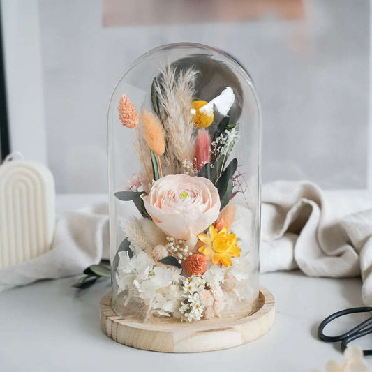DIY-Trockenblumengesteck Bella: Glasglocke mit 13 Trockenblumen und einer konservierten Ranunkel
