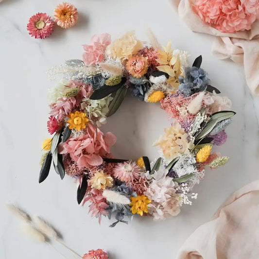 DIY-Trockenblumen Tischkranz Emilia: 20 cm Strohrömer mit 19 verschiedenen Trockenblumen und Moosen