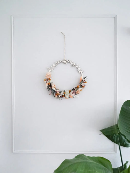 Bastelset Julia: Holzring mit "Hereinspaziert", Basteldraht, Juteschnur und 12 Trockenblumenarten