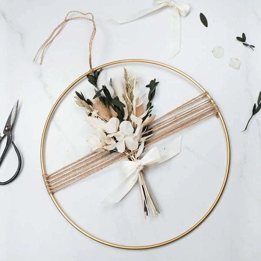 DIY-Trockenblumenkranz Carla: 25 cm Metallring mit 7 Trockenblumenarten in Creme, Grün und Beige