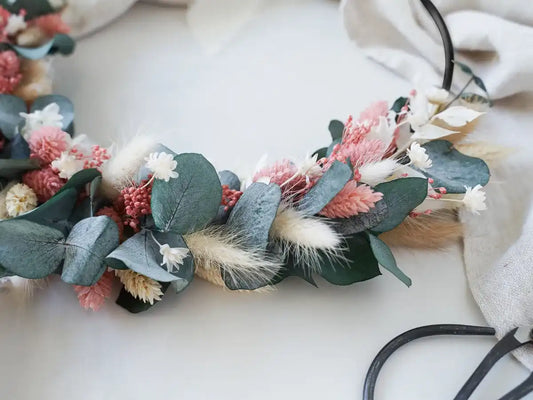 Bastelset Eva schwarz: Trockenblumen in Rosa, Weiß und Grün auf schwarzem Metallring für Kranz