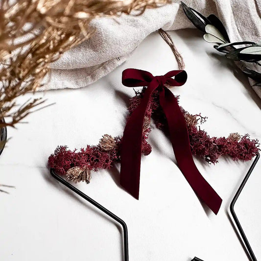 Bastelset Stella rot: Eleganter Trockenblumenstern mit rotem Moos und Juteschnur für festliche Dekoration