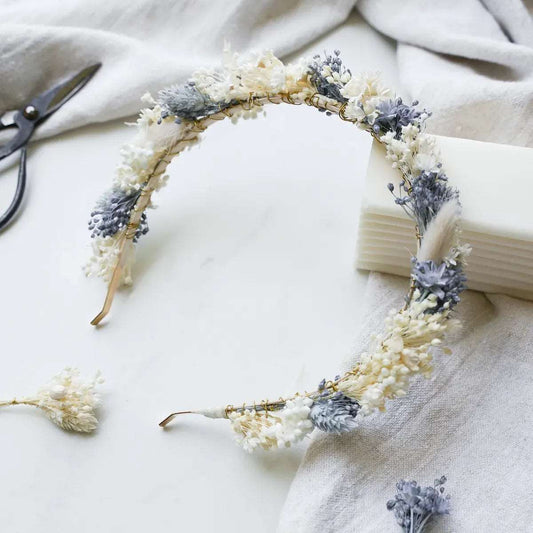 DIY-Trockenblumen Haarreif Soey: Set mit 9 verschiedenen Trockenblumenarten in Blau, Creme und Weiß für individuellen Haarschmuck
