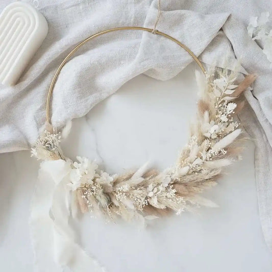 DIY-Trockenblumen Wandkranz Miri: 25 cm Metallring mit Trockenblumen in Creme und Weiß für Wanddeko