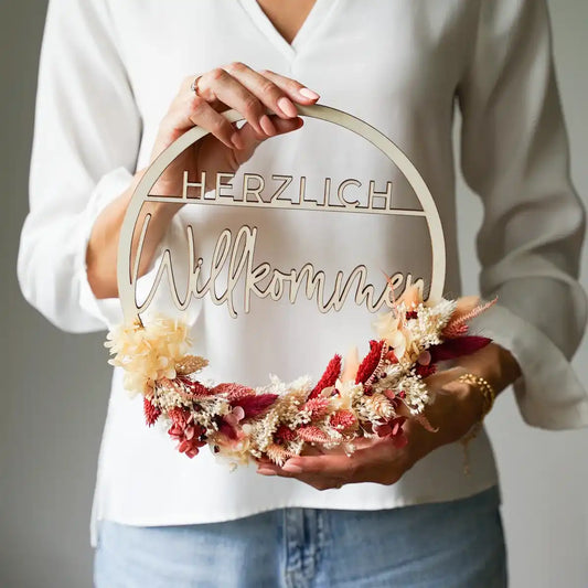 Bastelset Isabelle: Holzring mit "Herzlich willkommen", Basteldraht, Juteschnur und 6 Trockenblumen