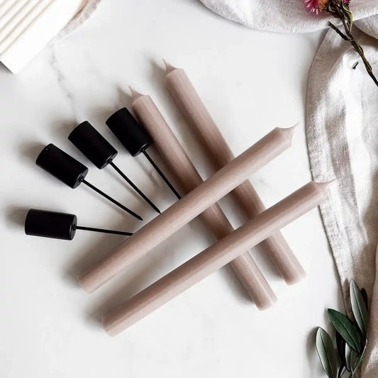 Stabkerzen in Taupe mit schwarzen Halterungen – Handgemachtes DIY-Set für kreative Trockenblumen-Deko.