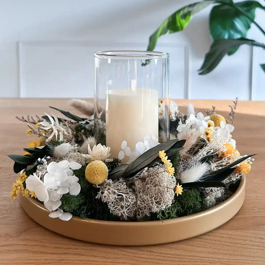 Detailaufnahme des DIY-Trockenblumenkranzes Ruth mit weißen und grünen getrockneten Blumen