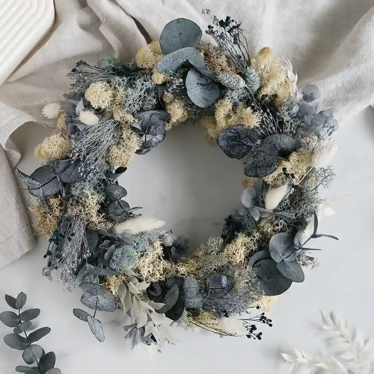 DIY-Set Adventskranz Iva: 25 cm Strohrömer mit Trockenblumen in Blaugrau und Creme für festliche Deko