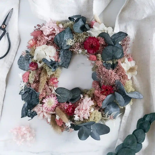 DIY-Set Tischkranz Elli: 20 cm Strohrömer mit Trockenblumen in Rosa, Weiß und Grün für elegante Deko