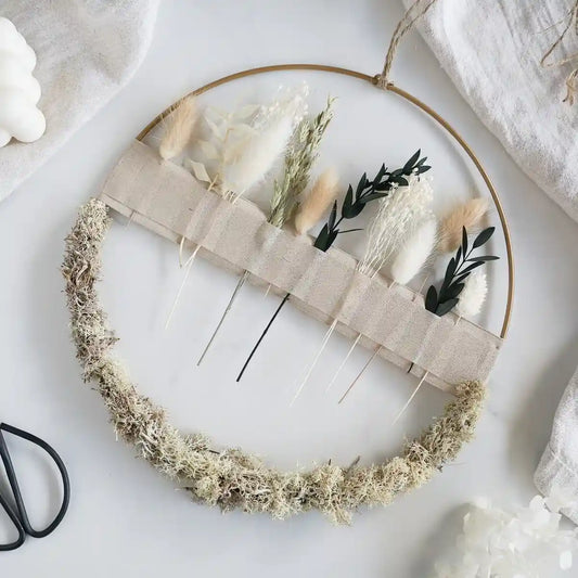 DIY-Set Fensterkranz Heidi: 25 cm Metallring mit Trockenblumen in Grün, Creme und Naturtönen