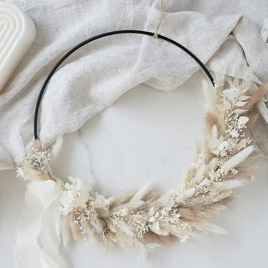 DIY-Wandkranz Miri schwarz: 25 cm Metallring mit 10 Trockenblumenarten in Creme und Weiß für Boho-Deko