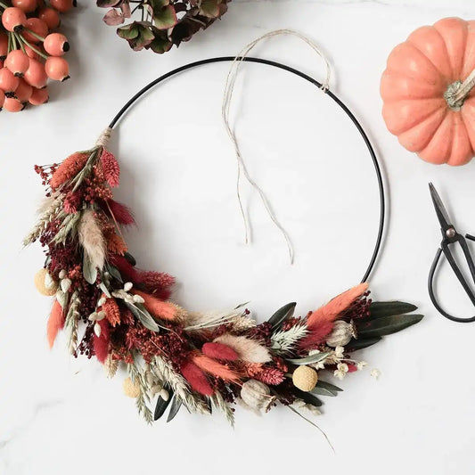 DIY-Herbstkranz Mathilda schwarz: 25 cm Metallring mit 14 Trockenblumenarten in Rot, Orange und Naturtönen