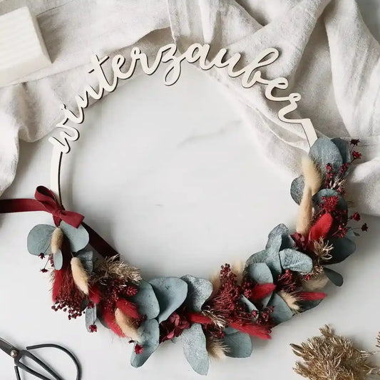 DIY-Set Winterkranz Alma: 30 cm Holzring mit Trockenblumen in Dunkelrot, Grün, Gold und Creme für festliche Deko