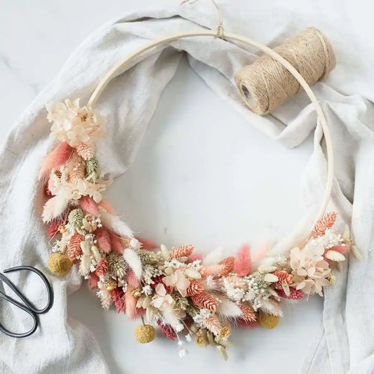 DIY-Trockenblumen Wandkranz Theresa: 25 cm Metallring mit Trockenblumen in Orange, Rot und Gelb