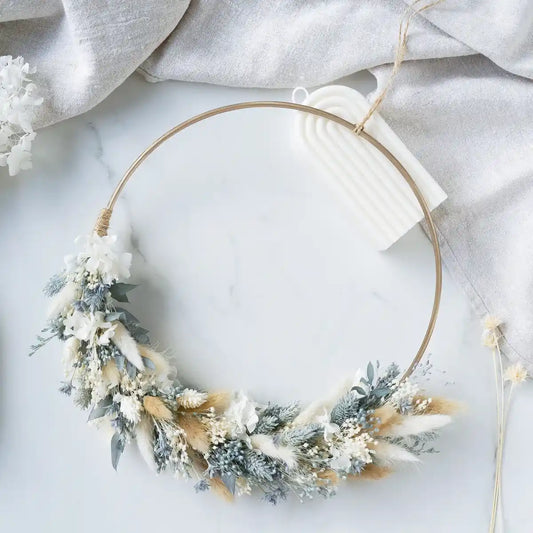 DIY-Trockenblumenkranz Lara: 25 cm Metallring mit Trockenblumen in Grau-Blau und Creme für Deko