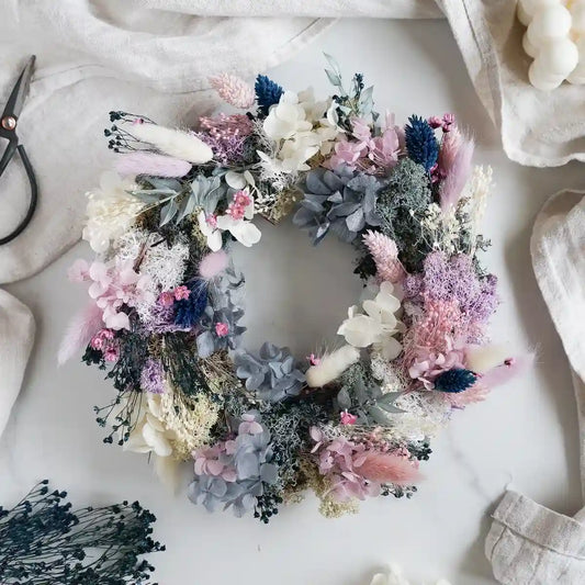 DIY-Set Tischkranz Sarah: 25 cm Strohrömer mit Trockenblumen in Flieder, Blau und Pink für elegante Deko