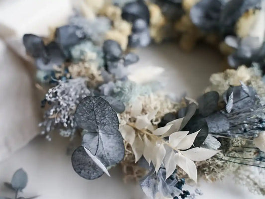 Bastelset Iva: Eleganter Adventskranz mit 13 Trockenblumenarten und Eukalyptus für stilvolle Weihnachtsdekoration