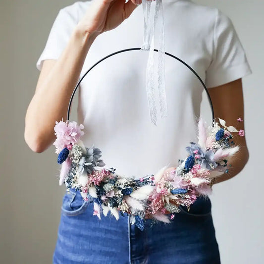 DIY-Set Trockenblumenkranz Judith: 25 cm Metallring mit Trockenblumen in Blau, Flieder und Creme