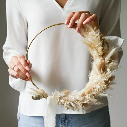 Bastelset Miri: Metallring, Basteldraht, Floristentape und Trockenblumen für kreativen Wandkranz