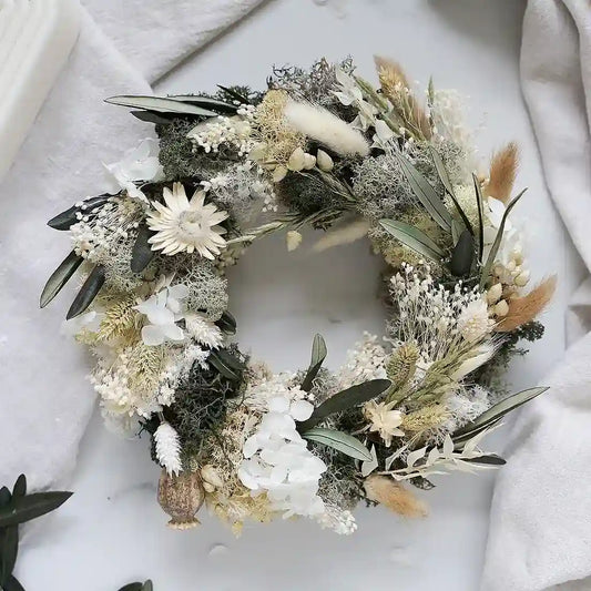 DIY-Tischkranz Lina: 20 cm Strohrömer mit 16 Trockenblumenarten in Creme und Grün für elegante Dekoration