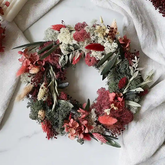 DIY-Tischkranz Jette: 20 cm Strohrömer mit 16 Trockenblumenarten in Burgund und Tannengrün