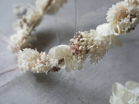 Bastelset Haarkranz Lea: 10 Trockenblumen in Creme und Rosa, Basteldraht, Tape und Satinband für Haarschmuck