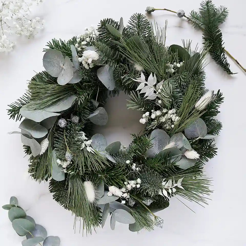Traditioneller Adventskranz trifft Trockenblumen