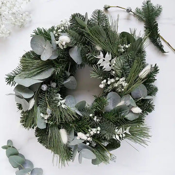 Traditioneller Adventskranz trifft Trockenblumen
