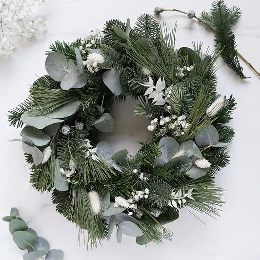 Traditioneller Adventskranz trifft Trockenblumen