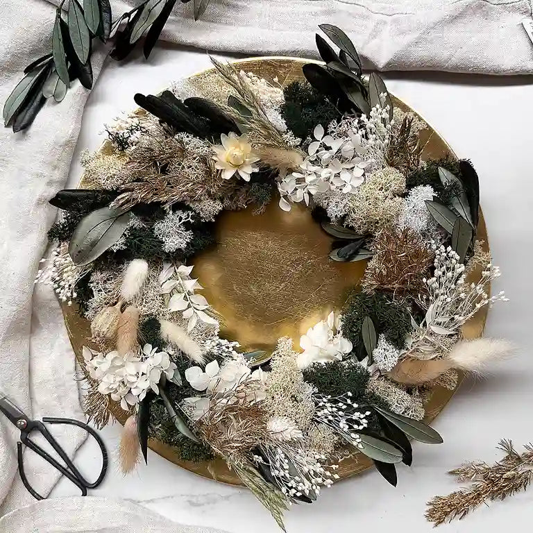 Weihnachtsdekoration mit Trockenblumen