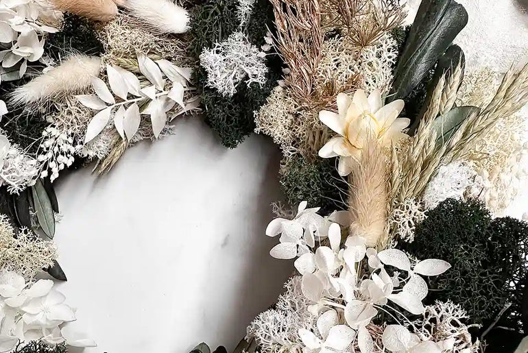 Bastelset Hannah: Eleganter Adventskranz mit 13 Trockenblumenarten und Moosen für weihnachtliche Dekoration