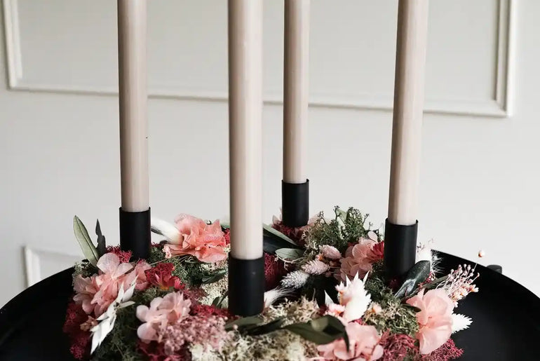 Bastelset Sophie: Eleganter Adventskranz mit Tannengrün, Rot und Rosé für festliche Dekoration