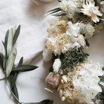 Bastelset Lina: Handverlesene Trockenblumen in Creme und Grün für stilvollen Tischkranz