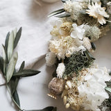 Bastelset Lina: Handverlesene Trockenblumen in Creme und Grün für stilvollen Tischkranz