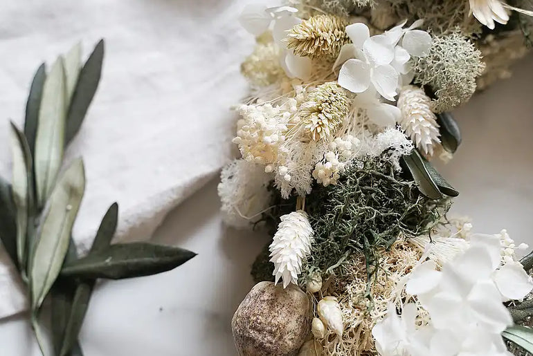 Bastelset Lina: Handverlesene Trockenblumen in Creme und Grün für stilvollen Tischkranz
