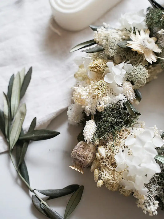 Bastelset Lina: Handverlesene Trockenblumen in Creme und Grün für stilvollen Tischkranz