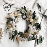 DIY-Set Adventskranz Hannah: 25 cm Strohrömer mit Trockenblumen in Creme und Gold für festliche Deko