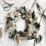 DIY-Set Adventskranz Hannah: 25 cm Strohrömer mit Trockenblumen in Creme und Gold für festliche Deko