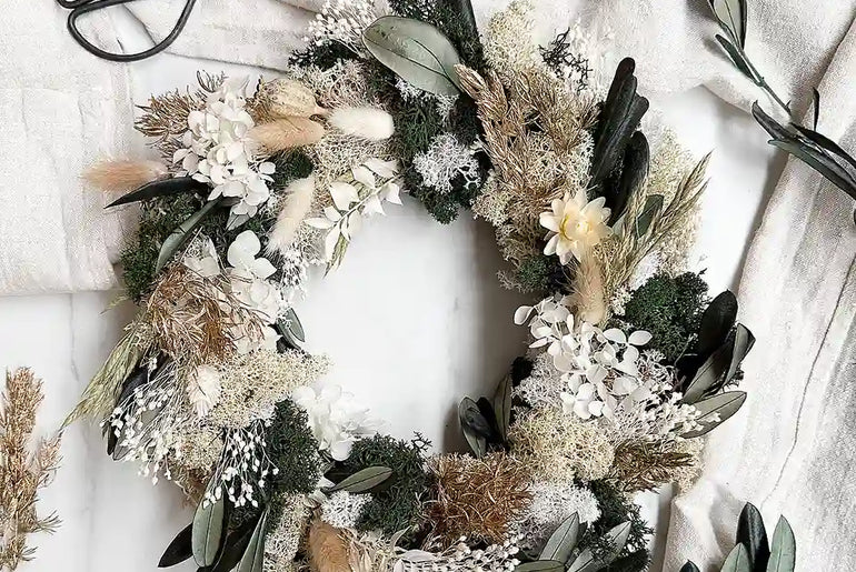 DIY-Set Adventskranz Hannah: 25 cm Strohrömer mit Trockenblumen in Creme und Gold für festliche Deko