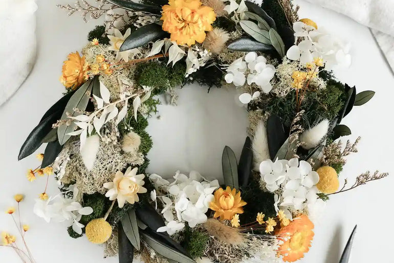 DIY-Set Trockenblumen Tischkranz Ruth mit natürlichen und weißen Blüten für elegante Tischdekoration
