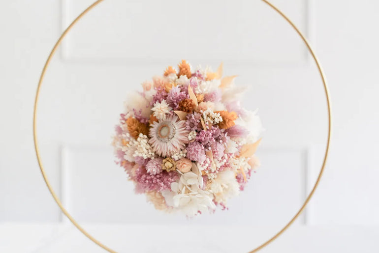 DIY-Trockenblumenwolke Alina: Metallreif mit Fuß, Steckschaum und 14 Trockenblumenarten für luftiges Blumengesteck