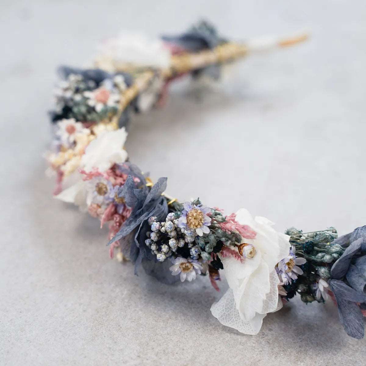 DIY Haarreif Lilian: Basteldauer ca. 1,5 Stunden, 9 Trockenblumenarten, Basteldraht und Anleitung für Haarschmuck