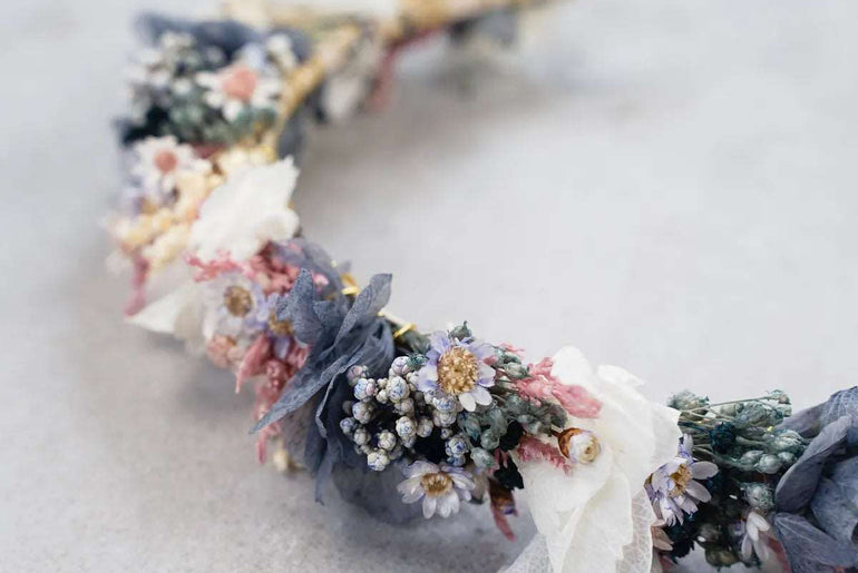 DIY Haarreif Lilian: Basteldauer ca. 1,5 Stunden, 9 Trockenblumenarten, Basteldraht und Anleitung für Haarschmuck